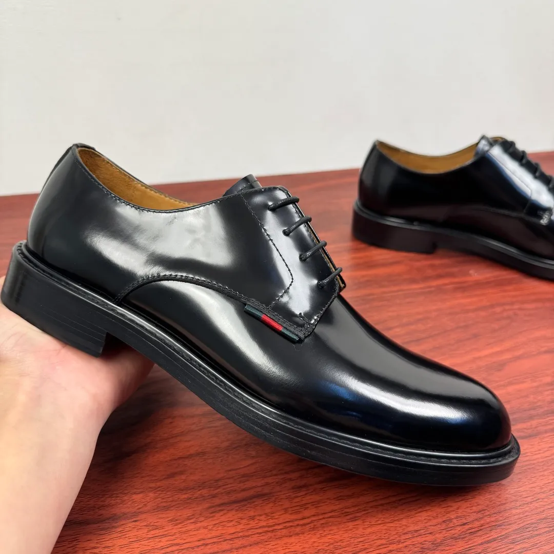 Batch 980 Gucci/Gucci new autumn men's lace-up derby shoes! Crafted from smooth, glossy cow leather, these lace-up shoes have an elegant and sophisticated silhouette that reflects the brand's classic elegance. European style last type Precisely cut upper from a whole piece of leather High-quality leather material with full texture Excellent gloss Excellent toughness, classic red and green webbing decoration Layered splicing design style, loose sneakers Native dyed calfskin lining Uniform and fine perforations, soft and comfortable Thickened leather outsole, composite rubber sole at the heel, excellent foot comfort, wear-resistant and non-slip, the first choice for light luxury, versatile for the foot, comes with a full set of packaging! Size: 39-40-41-42-43-44 leather shoe size (38.45.46 can be customized) Item number: 812142 Open edge beads